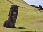 Antigos Moais em Rano Raraku, a fábrica de Moais, parcialmente cobertos pelo tempo. Ainda estavam a venda quando a civilização se perdeu (em Rapa Nui (ou Ilha de Páscoa), território chileno no meio do Oceano Pacífico)